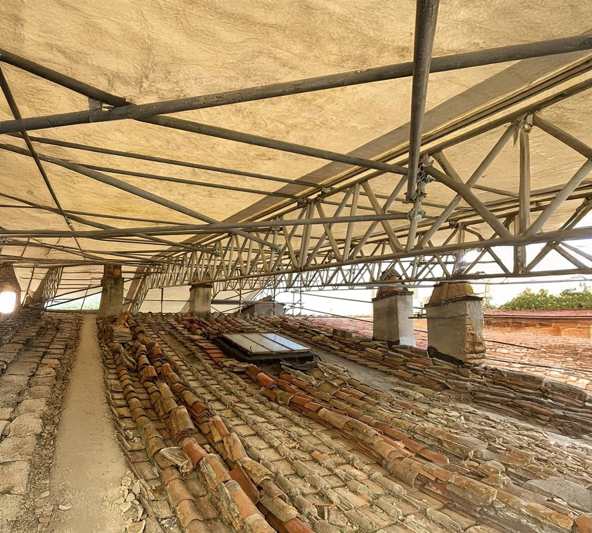 Struttura copertura temporanea in alluminio con telo in PVC – cantiere Roma